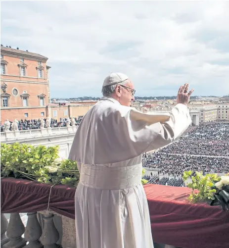  ??  ?? Francisco dio ayer su mensaje urbi et orbi ante una multitud en la Plaza San Pedro