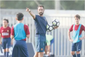  ?? FUENTE EXTERNA ?? David García DT del proyecto local en las canchas de la FCB Escola durante una práctica.