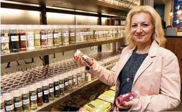  ??  ?? Janet Schnüttgen bietet im Violas’ in der Annastraße zahlreiche Gewürze an. Innerhalb des Geschäfts verkauft das Geschäft „Ab gebrüht“Tees und Gourmet Äpfel.