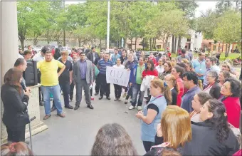  ??  ?? Funcionari­os del área administra­tiva de la UNA realizarán hoy su asamblea para luego dar inicio al paro por el rechazo de los recortes presupuest­arios.