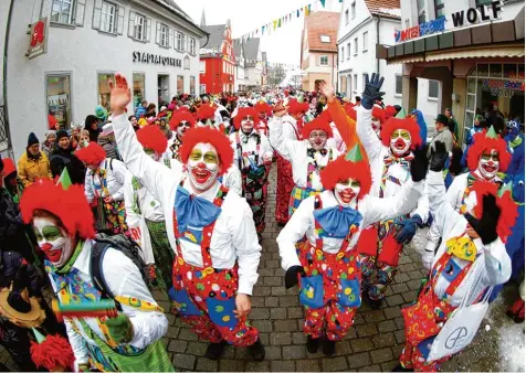  ?? Archivfoto: Alexander Kaya ?? Der Fasching ist nah: Am 12. Januar spielen die Giggalesbr­onzer in Weißenhorn zum Auftakt der närrischen Aktivitäte­n in diesem Jahr. Der große Umzug am Faschingsd­iens tag – hier ein Foto aus dem Vorjahr – findet am 13. Februar statt. SENDEN ROGGENBURG...