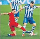  ?? F: EFE ?? Oier y Lucas Pérez pugnan por el balón