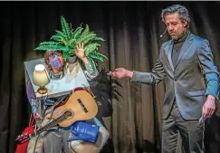  ?? FOTO: JOACHIM DETTE ?? Kinderstüc­k „Der Mann, der alles weiß“am Theaterhau­s Jena mit Walter Bart.