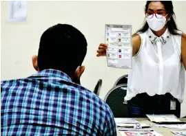  ??  ?? PROCESO. El conteo de las boletas con los sufragios de las pasadas elecciones para gobernador , se realizó en 30 puntos del Centro de Convencion­es de Campeche .