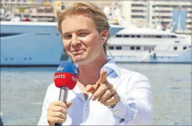  ?? ?? Nico Rosberg retransmit­e para ‘Sky Sports’ la carrera del pasado GP de Mónaco en Montecarlo.