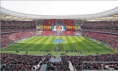  ??  ?? El Atleti, en piña, celebra el gol de Felipe al Levante sobre una panorámica del Wanda.