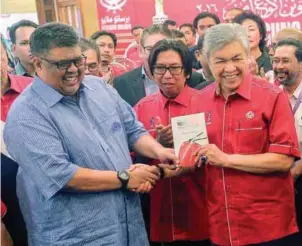  ??  ?? Ahmad Zahid launching his book Gendang Perang PRU: Strategi kukuhkan Parti with Umno executive secretary Datuk Seri Ab Rauf Yusoh at the Putra World Trade Centre in Kuala Lumpur yesterday.
