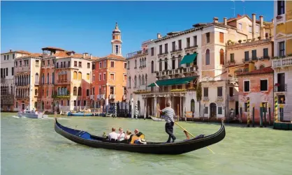  ??  ?? The limit of on da nolo gondola tours is reducing from six to five people while on a larger gondola da paradait will decrease from 14 t0 12. Photograph: Jan Wlodarczyk/Alamy Stock Photo