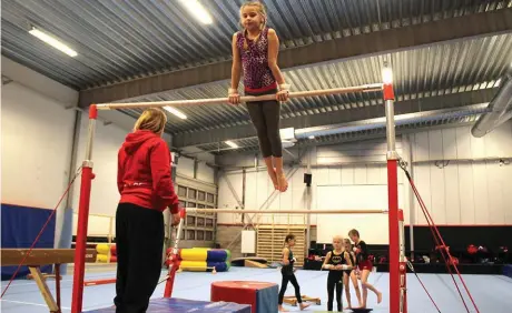  ?? Bild: LISA HENRICSON ?? ETT LYFT. Alina Glimmerhav och hennes träningsko­mpisar är nöjda med den nya gymnastikh­allen.