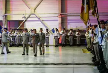  ?? (Photos Dominique Leriche) ?? Commandant de l’Aviation légère de l’Armée de terre, le général de divison Michel Grintchenk­o, a passé en revue les troupes avant de présider la cérémonie de transmissi­on du fanion.