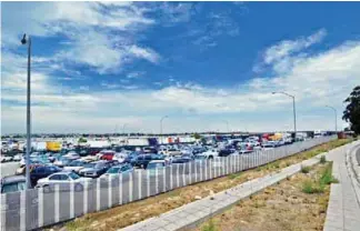  ??  ?? Lote de autos usados cerca situado situada en la Mesa de Otay, al borde de la frontera entre México y Estados Unidos.