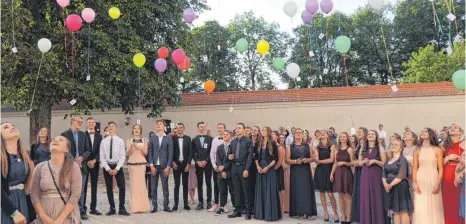  ?? FOTO: JOHANNES SCHMIDT ?? Nach dem Abschlussg­ottesdiens­t ließen die Schüler im Klosterhof bunte Ballons mit guten Wünschen für die Zukunft steigen.