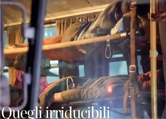  ?? ?? Feriti L’interno di uno degli autobus con i soldati ucraini feriti fatti uscire dalle acciaierie (Reuters)