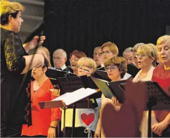  ?? FOTO: LENA REINER ?? Olga Tissen leitet den gemischten Chor, während Irene Streis ihn auf dem Piano begleitet.