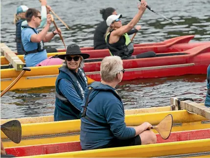  ?? TOM LEE/STUFF ?? Hamilton mayor Paula Southgate, wearing hat and sunglasses, paddles down the Waikato River from Tamahere.