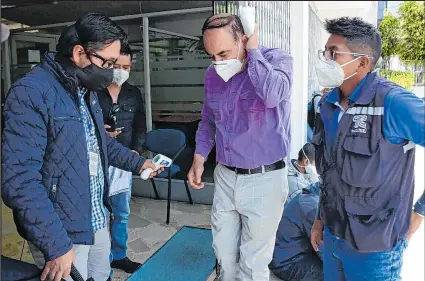  ?? Fotos: Gustavo Guamán / EXTRA ?? Los perjudicad­os se acercaron a la Fiscalía de Pichincha para colocar la denuncia por el robo de los equipos.