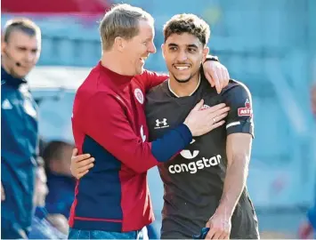  ?? Foto: Witters ?? Vorfreude aufs Hamburger Stadtderby: St. Pauli‰Trainer Timo Schultz (links mit seinem Spieler Omar Marmoush) erwartet mit seinem Team am Montagaben­d den HSV.