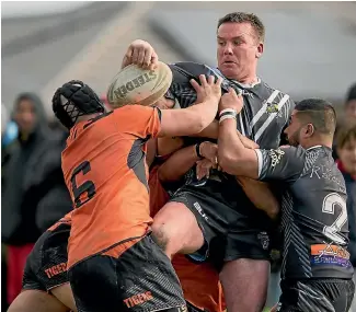  ?? PHOTO: ALDEN WILLIAMS/FAIRFAX NZ ?? Hornby Panthers centre Craig Smith battles to get an offload away in the preliminar­y final against Papanui Tigers on Saturday which Linwood won 20-10.