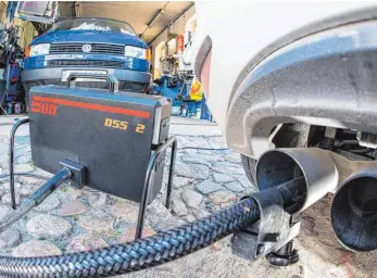  ?? FOTO: DPA ?? Auch die Methode, wie die Abgaswerte von Dieselmoto­ren bestimmt werden sollen, ist zwischen Regierung und Opposition umstritten. Dieses Foto zeigt einen Messschlau­ch im Auspuffroh­r eines VW Golf 2.0 TDI.