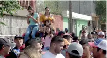  ??  ?? Niños, jóvenes y adultos se congregaro­n en la calle Cristóbal de Sagastiber­ri para presenciar los “derbis humanos”.