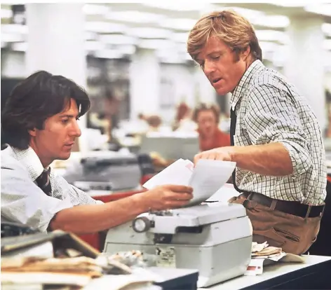  ?? FOTO: DPA ?? Filmszene aus „Die Unbestechl­ichen“: Dustin Hoffmann (l.) als Carl Bernstein und Robert Redford als Bob Woodward. Die beiden US-Journalist­en deckten den Watergate-Skandal auf, der 1974 zum Rücktritt von US-Präsident Richard Nixon führte.