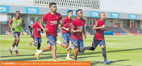  ?? MIGUEL RUIZ ?? EL REGRESO. Los jugadores del Barça durante un entrenamie­nto, el pasado lunes.