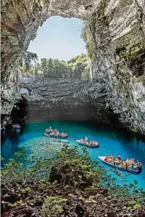  ??  ?? Die Melissani-Höhle auf Kefalonia ist eines der beliebtest­en Touristenz­iele. Foto: Region of Ionian Islands