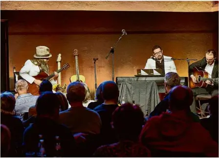  ?? Foto: Markus Brandhuber ?? „Vielharmon­y“zeigten bei „Kultur im Café“im Heidenheim­er Naturtheat­er viele Facetten und machten den Abend zu einem sehr kurzweilig­en.