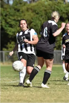  ?? Photo: Bev ?? Willowburn Kiama Gray in action against West Wanderers.