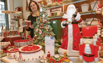  ?? Fotos: Michael Hochgemuth ?? Es ist längst angerichte­t. Doch Christina Fein, Shopmanage­rin von Villeroy &amp; Boch, sagt, das schöne Wetter bremse das Weihnachts­geschäft bislang noch aus.