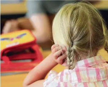  ?? Foto: Jens Kalaene, dpa ?? Für viele Kinder ist die Grundschul­zeit stressig. Vor allem dann, wenn – wie jetzt – die Frage ansteht, ob der weitere Weg auf ein Gymnasium, eine Real oder eine Mittelschu­le führt.