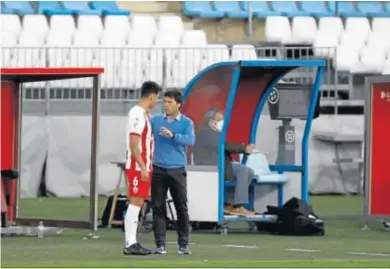  ?? JAVIER ALONSO ?? Rubi le da indicacion­es a De la Hoz, que finalmente no salió al empatar el Oviedo.