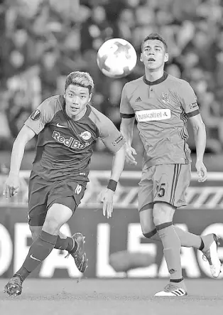  ??  ?? HÉCTOR Moreno tuvo actividad con la Real Sociedad este jueves dentro de la Europa League, encuentro en el que su equipo empató a dos tantos con el Salzburg. / AFP/Ander Gillenea