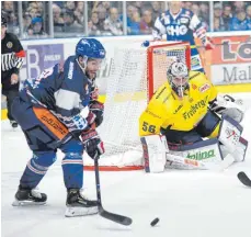  ?? FOTO: FELIX KÄSTLE ?? Das erste Spiel gegen die Lausitzer Füchse gewannen Mathieu Pompei (links) und die Ravensburg Towerstars mit 9:2.