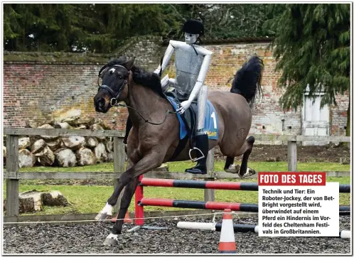  ??  ?? Technik und Tier: Ein Roboter-Jockey, der von BetBright vorgestell­t wird, überwindet auf einem Pferd ein Hindernis im Vorfeld des Cheltenham Festivals in Großbritan­nien.