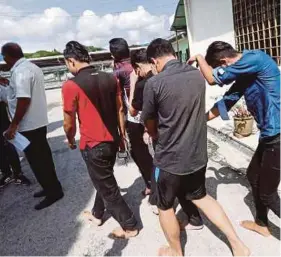  ?? [FOTO MUHAIZAN YAHYA /BH] ?? Pekerja restoran kes makanan segera direman empat hari bagi membantu siasatan ancaman bom di Ipoh.