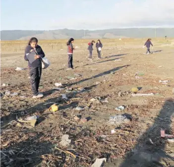  ??  ?? ►Volunt●rios del proyecto Científico­s de la Basura.