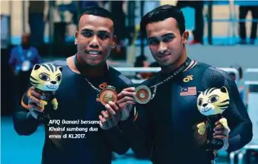  ??  ?? AFIQ (kanan) bersama Khairul sumbang dua emas di KL2017.