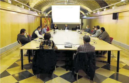  ?? JAIME GALINDO ?? Reunión entre el Gobierno de Aragón, los sindicatos agrarios Araga, UAGA, UPA y Asaja y las cooperativ­as agroalimen­tarias, ayer en Zaragoza.