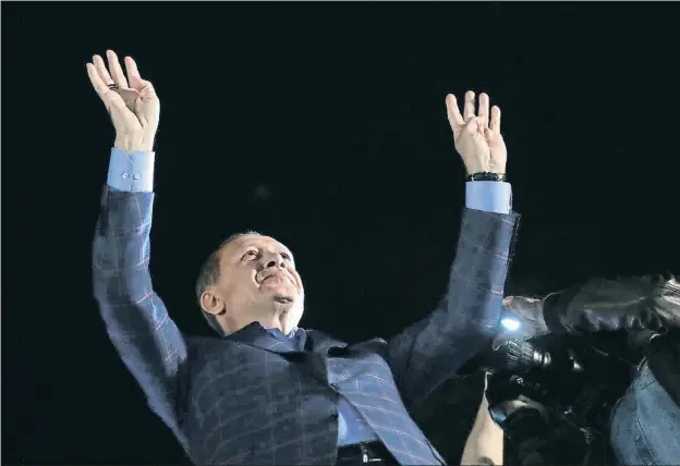  ?? TOLGA BOZOGLU / EFE ?? El president turc, Recep Tayyip Erdogan, saludant els seus seguidors a Istanbul amb l’anunci d’una victòria del sí en el seu referèndum