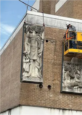  ?? COURTESY OF GAY BECHTELHEI­MER/ SPECIAL TO LIVE UNION COUNTY ?? Left
The "Caddo-Quapaw" panel in the "Arkansas History" frieze is gingerly lifted by a crane from a wall at Warner Brown hospital. Steel frames were fabricated to hold the sculpture panels as they were lifted off the wall.