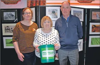  ?? 51_a11CarolSm­all03 ?? Carol’s sister Evelyn and brother Colin with chairwoman of the Lochgilphe­ad and District Macmillan fundraisin­g committee Cathy Robertson.