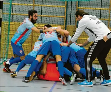  ?? Foto: Fred Schöllhorn ?? Im Januar 2018 wurde das Team von Türkspor Augsburg Futsal-stadtmeist­er. Weil aber mittlerwei­le viel zu wenige Stadtverei­ne teilnehmen, wird der Wettbewerb in den Landkreis Aichach-friedberg ausgelager­t.TVATVAIMän­ner