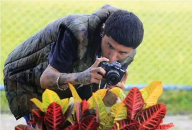  ?? RAFAEL PACHECO ?? Donoval Lara se siente muy atraído por las artes. Entre los estudios que cursa en EscuchArte está la fotografía y le encanta.