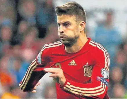  ?? JOSÃ© LUIS CEREIJIDO / EFE ?? Gerard Piqué en una acción del partido que España jugó contra Eslovaquia el sábado en Oviedo