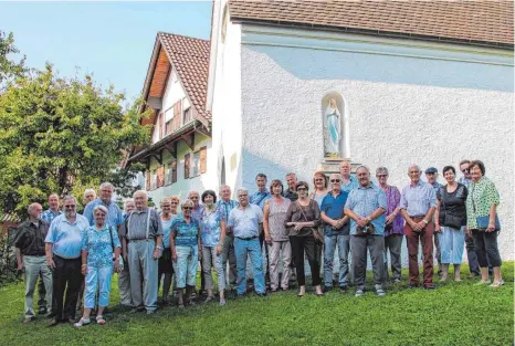  ?? FOTO: BFNO ?? 33 St. Georger treffen sich am geschichtl­ichen Mittelpunk­t St. Georgens, der St. Georgskape­lle aus dem Jahre 1481.