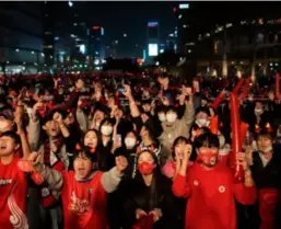  ?? AHN YOUNG-JOON / AP ?? Fans heier på sine fotballhel­ter på storskjerm i Seoul. Titusener var samlet da Sør-Korea spilte uavgjort i den første kampen mot Uruguay.