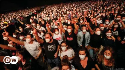  ??  ?? Some 5,000 concertgoe­rs attended the event with no social distancing