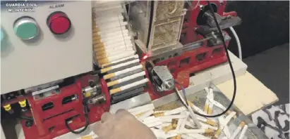  ?? Foto: Guardia Civil ?? Zigaretten im Akkord: Diese Maschine dreht bis zu 12.000 pro Stunde.
