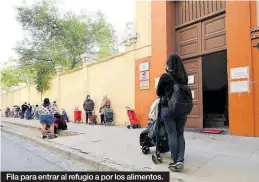  ?? ÁNGEL DE CASTRO ÁNGEL DE CASTRO ?? Fila para entrar al refugio a por los alimentos.